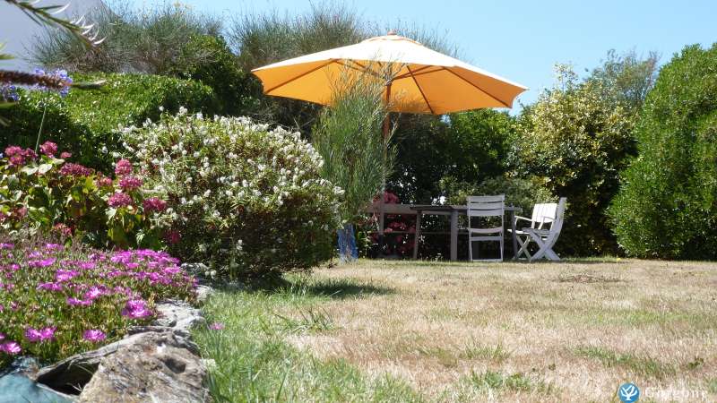 Coin repas dans le jardin arbor